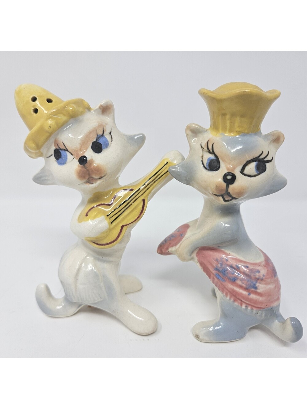 Vntg Kitsch Anthropomorphic Dancing Musical Cats Boy Girl Salt & Pepper Shakers